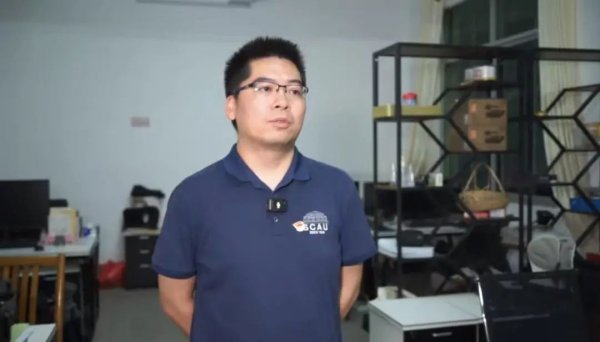 新巧牛 广东一位镇干部火海徒手救人，为何获全网点赞？